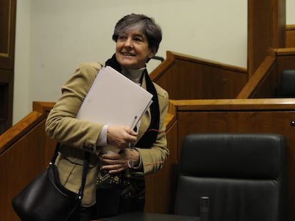 La portavoz de EH Bildu, Laura Mintegi, se dispone a sentarse en su escaño esta mañana.
