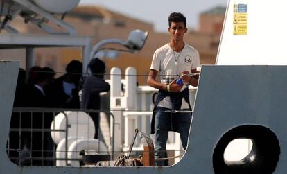 Un migrante llega a Trapani en un barco de la Guardia Costera este jueves.