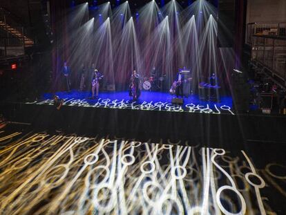 La banda St. Paul and The Broken Bones en un concierto por streaming en el Brooklyn Bowl Nashville el 28 de agosto en Nashville, Tennessee. 