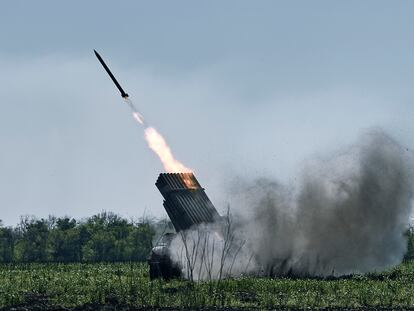 Un sistema lanzamisiles múltiple ucranio disparaba contra posiciones rusas en el frente de Bajmut el día 3.