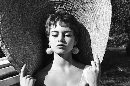 Mucho antes de que Jacquemus se volviera loco jugando con las proporciones –bolsos diminutos, sombreros gigantes–, Brigitte Bardot ya posaba así con una pamela de paja en 1955.