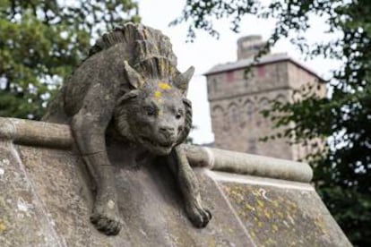 Una de las bestias de piedra del Muro de Animales en el castillo de Cardiff.
