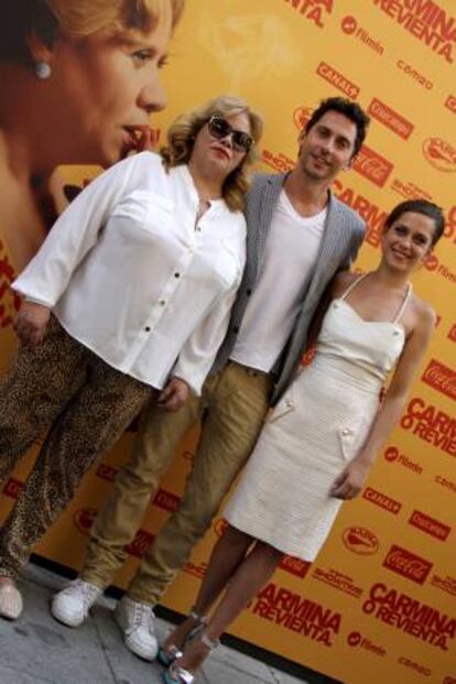 (De izda. a dcha.) Carmina Barrios, Paco León y María León durante la presentación hoy de la premiada ópera prima del actor, director y productor, "Carmina o revienta", que se estrena el jueves próximo en 20 salas de toda España, al tiempo que se podrá ver previo pago por internet o comprar en dvd.