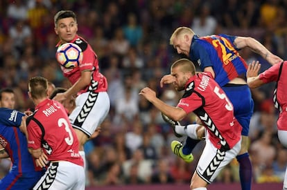 Jeremy Mathieu cabecea el balón para marcar un gol al Deportivo Alavés durante el partido de fútbol entre el FC Barcelona y el Deportivo Alavés.