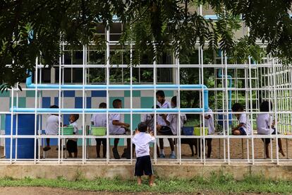 Estudiantes de Myanmar convertidos ahora en refugiados en Tailandia almuerzan durante una pausa de las clases.