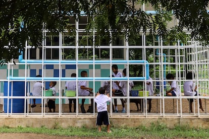 Estudiantes de Myanmar convertidos ahora en refugiados en Tailandia almuerzan durante una pausa de las clases.