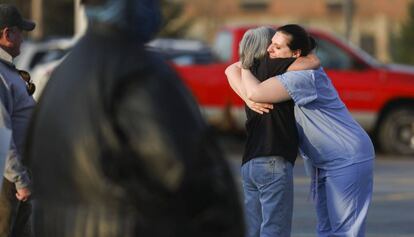 Abrazos entre sanitarios a las puertas de un hospital en Cedar Rapids, Iowa, el 5 de abril de 2020.