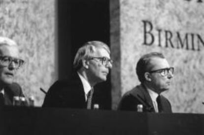 De izquierda a derecha, el ministro de Exteriores inglés, Douglas Hurd, el primer ministro, John Major, y el presidente de la CE, Jacques Delors.