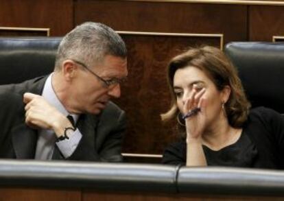 Gallardón, conversa con la vicepresidenta del Gobierno, Soraya Sáenz de Santamaría, en el pleno del pasado 21.