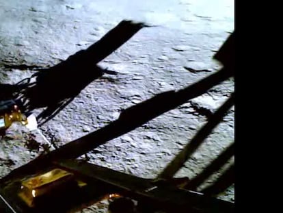 El 'rover' de la 'Chandrayaan-3' desplegándose en la Luna.