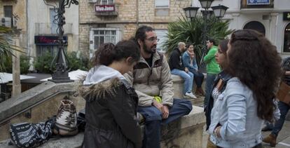 Jóvenes parados en una plaza de Jaén