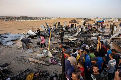 Un grupo de palestinos inspeccionaba el pasado lunes los daños tras el ataque del ejército israelí contra un campamento de refugiados en Rafah, en el sur de la franja de Gaza.