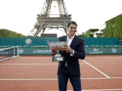 Rafael Nadal posa con el trofeo del Abierto de Francia cerca a la torre Eiffel de París