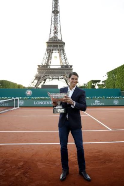 Rafael Nadal posa con el trofeo del Abierto de Francia cerca a la torre Eiffel de París