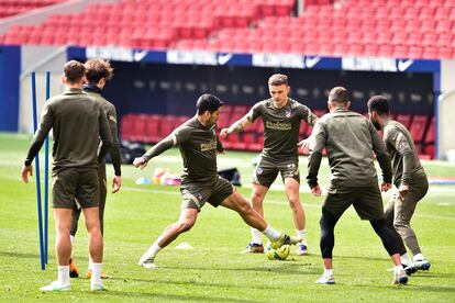 Trippier (en el centro) junto a Luis Suárez y demás compañeros en el entrenamiento del Atlético del viernes.