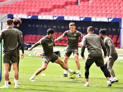 Trippier (en el centro) junto a Luis Suárez y demás compañeros en el entrenamiento del Atlético del viernes.