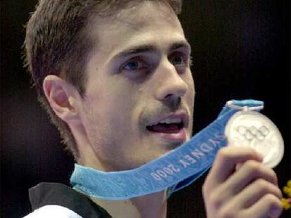 Gabriel Esparza muestra su medalla de plata, en Sidney.