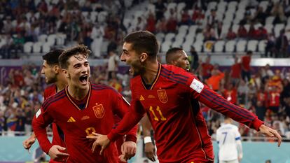 Momento del cuarto gol de España, de Ferran Torres, que celebraba con Gavi.