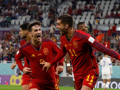 Momento del cuarto gol de España, de Ferran Torres, que celebraba con Gavi.