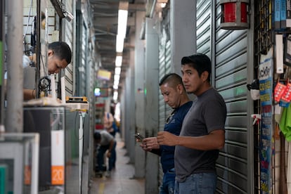 La Bahia de Guayaquil, el centro de comercio de la ciudad portuaria, mostraba cerca de la mitad de sus locales cerrados a raiz de la ola de violencia desatada en la ciudad el 9 de Enero. A pesar de haberse declarado estado de conflico armado interno, no hay policias ni militares a la vista en todo el complejo comercial.