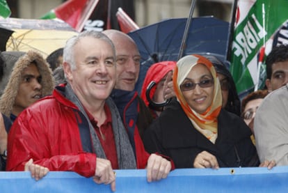 Aminetu Haidar y Cayo Lara en la manifestación en defensa de los saharauis, ayer, en Granada.