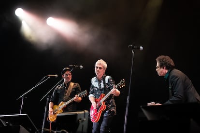 Ariel Rot, en el centro con Andrés Calamaro, en otro momento del recital en el Wizink Center. Ambos fueron parte de la banda Los Rodríguez.