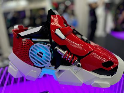 Los creadores de Shark X lanzaron esta deportiva, llamada Sneaker X, el año pasado. “Imagínate tener no sólo una PC, sino también una impresionante obra de arte que rinde homenaje a la icónica cultura de las zapatillas deportivas”, afirman desde la compañía. Diseñar y construir un PC tan distintivo, según Chiang, es una labor compleja. El primer paso es usar la imagen conceptual de un diseñador como referencia. “Nuestro equipo la analiza y descompone el ordenador en todas sus partes necesarias. Después, diseñamos cada componente mecánico y planificamos cómo ensamblar todas las partes necesarias”, señala.