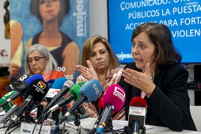 Angela Alemany, de la asociación de mujeres juristas Themis, junto a la presidenta de la Fundación Mujeres, Elena Valenciano (a su derecha) y la jurista Marisa Soleto (a su lado), durante la rueda de prensa junto a numerosas organizaciones feministas.