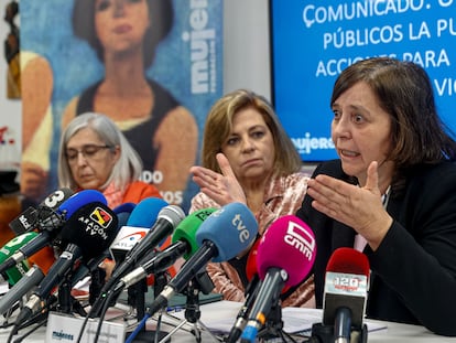 Angela Alemany, de la asociación de mujeres juristas Themis, junto a la presidenta de la Fundación Mujeres, Elena Valenciano (a su derecha) y la jurista Marisa Soleto (a su lado), durante la rueda de prensa junto a numerosas organizaciones feministas.