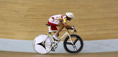 Joan Llaneras durante la prueba de puntuación de ciclismo en pista