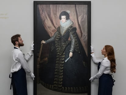 El retrato de la reina Isabel en la sede londinense de Sotheby's, el día 1.
