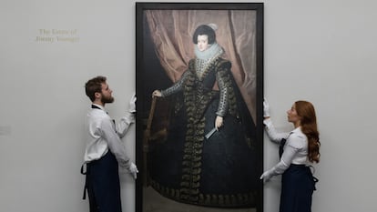 El retrato de la reina Isabel en la sede londinense de Sotheby's, el día 1.