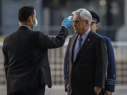 El presidente de Chile, Sebastián Piñera, se somete a una prueba de temperatura, el 1 de abril.