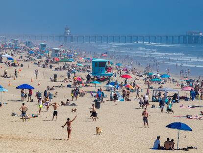 April 25, 2020 - Huntington Beach, California, United States: Thousands of beach-goers enjoy a warm, sunny day at the beach amid state-mandated stay-at-home and social distancing mandate to stave off the coronavirus pandemic in Huntington Beach, CA, on April 25, 2020. (Allen J. Schaben / Los Angeles Times/Contacto)
25/04/2020 ONLY FOR USE IN SPAIN