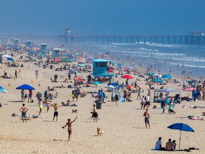 April 25, 2020 - Huntington Beach, California, United States: Thousands of beach-goers enjoy a warm, sunny day at the beach amid state-mandated stay-at-home and social distancing mandate to stave off the coronavirus pandemic in Huntington Beach, CA, on April 25, 2020. (Allen J. Schaben / Los Angeles Times/Contacto)


25/04/2020 ONLY FOR USE IN SPAIN