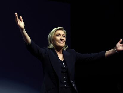 Marine Le Pen, este domingo tras conocerse los sondeos, en Henin-Beaumont, en el norte de Francia.