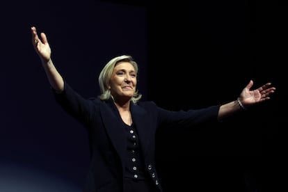 Marine Le Pen se dirige a sus partidarios tras conocerse los sondeos en las elecciones legislativas francesas.