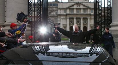 Un hombre protesta en Dublín ante la llegada de uno de los ministros a la reunión especial de ayer del Gobierno de Irlanda.