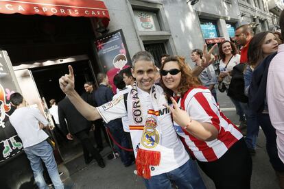 Aficionados del Real Madrid y el Atl&eacute;tico bromean por las calles madrile&ntilde;as.