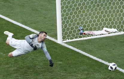 El gol de Paolo Guerrero atraviesa la portería de Mathew Ryan.