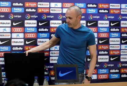 Andrés Iniesta, al termino de la rueda de prensa donde anunció su marcha del FC Barcelona.