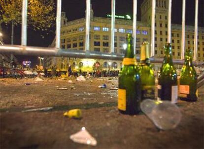 Aspecto de la plaza de Catalunya de Barcelona tras la celebración de la Nochevieja.