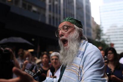 El rabino Arthur Waskow, uno de los asistentes a la conferencia celebrada en 1968, durante un mitin en Nueva York.