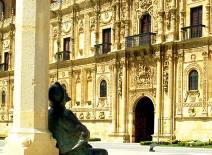 La escultura de un peregrino mira el Parador de San Marcos