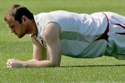 Rooney realiza un ejercicio en el entrenamiento de la selección inglesa.