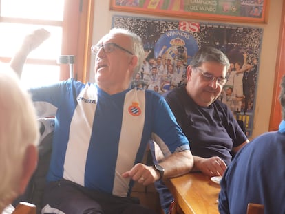 Juan Carlos Pérez, Marino, como lo conocen todos en el bar Los Ángeles, con la camiseta del RCD Espanyol, discute con sus amigos durante el partido de su equipo ante el Real Madrid el pasado sábado.
