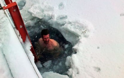 Jakob durante uno de sus baños invernales en Copenhague, que suelen durar unos 20-30 segundos.