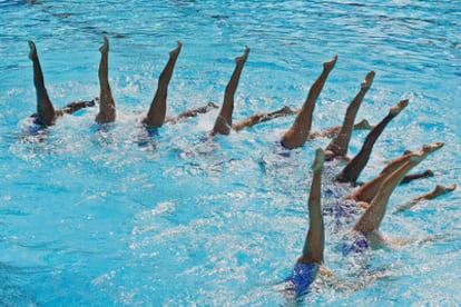 El equipo de natación sincronizada de Colombia saca sus musulámenes durante la fina de los juegos de América Central y el Caribe celebrado en Mayaguez.