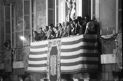 Josep Tarradellas, presidente de la Generalitat de Cataluña, saluda desde el balcón de la Generalitat en la plaza de Sant Jaume de Barcelona, el 23 de octubre de 1977.