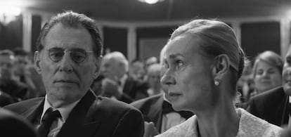 Gabriel Byrne, con Sandrine Bonnaire al inicio de 'Dance First'.